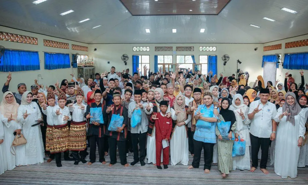 Wagub Jihan Nurlela Serahkan Sembako untuk Siswa Difabel dalam Safari Ramadhan