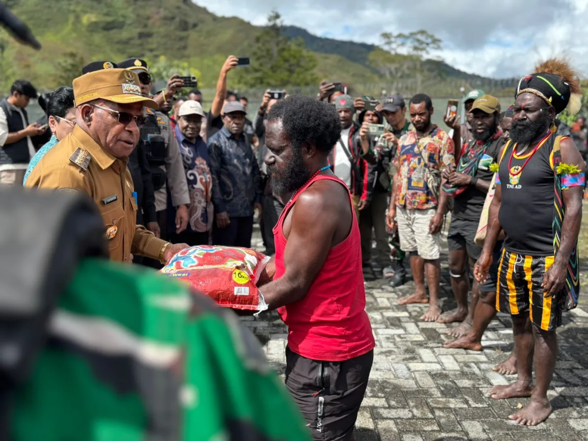 Bupati Puncak Elvis Tabuni Kunjungi Warga Terdampak Konflik