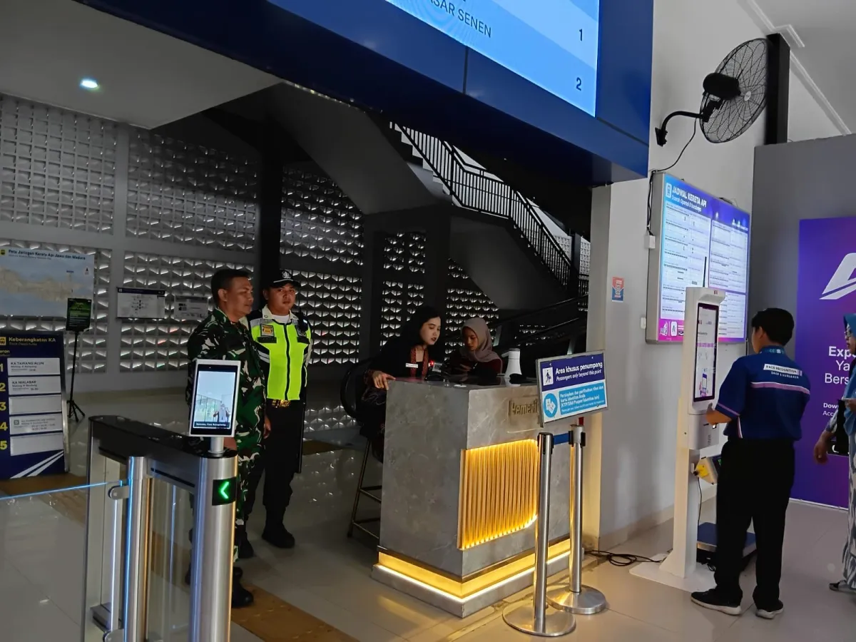 Babinsa Klojen Lakukan Monitoring Keamanan di Stasiun Kereta Api Malang