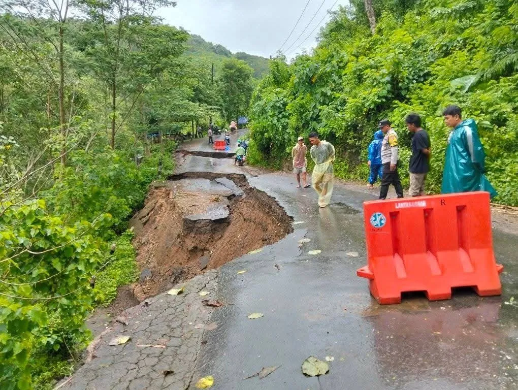 Akses Jalan ke Buwun Mas Sekotong Terputus, Penanganan Darurat Segera Dilakukan