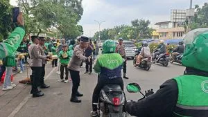 Polsek Pamulang dan Ojol Bagikan 300 Takjil untuk Warga di Bulan Ramadan