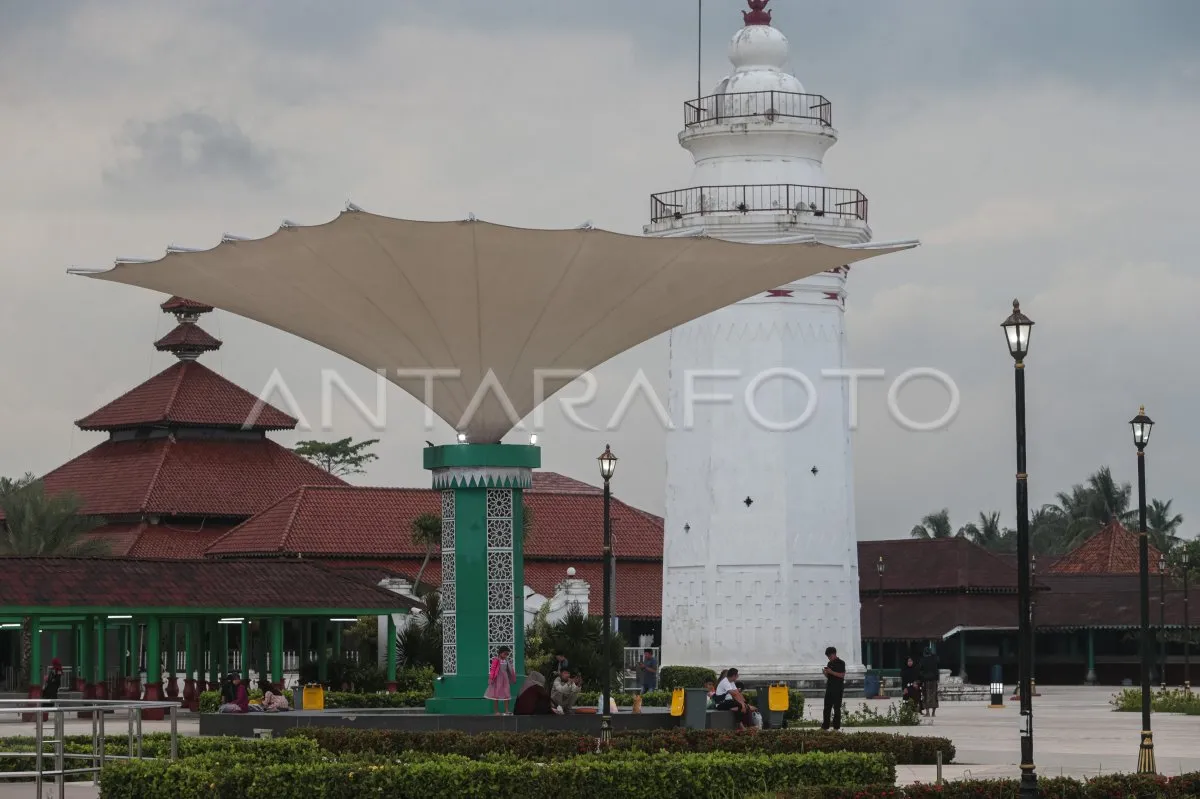 Warga Nikmati Ngabuburit di Situs Bersejarah Banten Lama