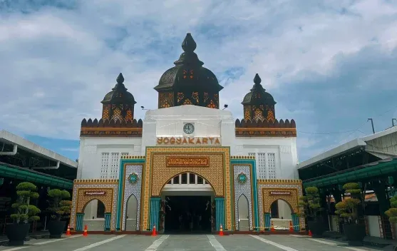 Stasiun Tugu Yogyakarta Hiasi Lebaran dengan Dekorasi Tematik
