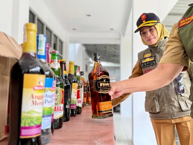 Satpol PP Samarinda Amankan 300 Botol Miras dalam Operasi Penertiban