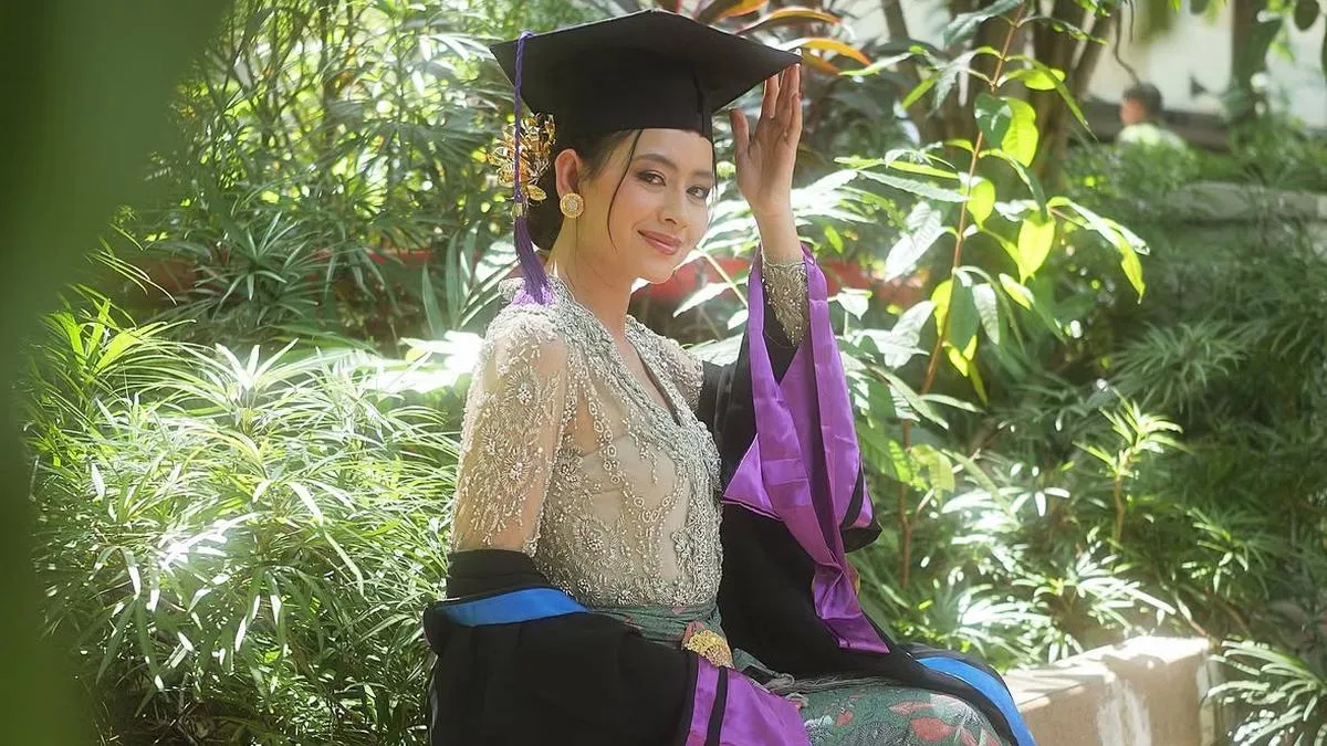 Seleb Wanita Tampil Anggun Wisuda Kebaya 2025