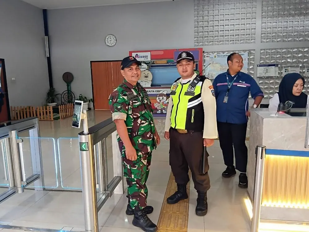 Babinsa Klojen Pastikan Keamanan dan Ketertiban di Stasiun Malang Kota Baru