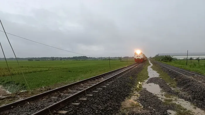 Jalur Kereta Api Tegowanu – Brumbung Kembali Normal Setelah Penanganan Genangan Air