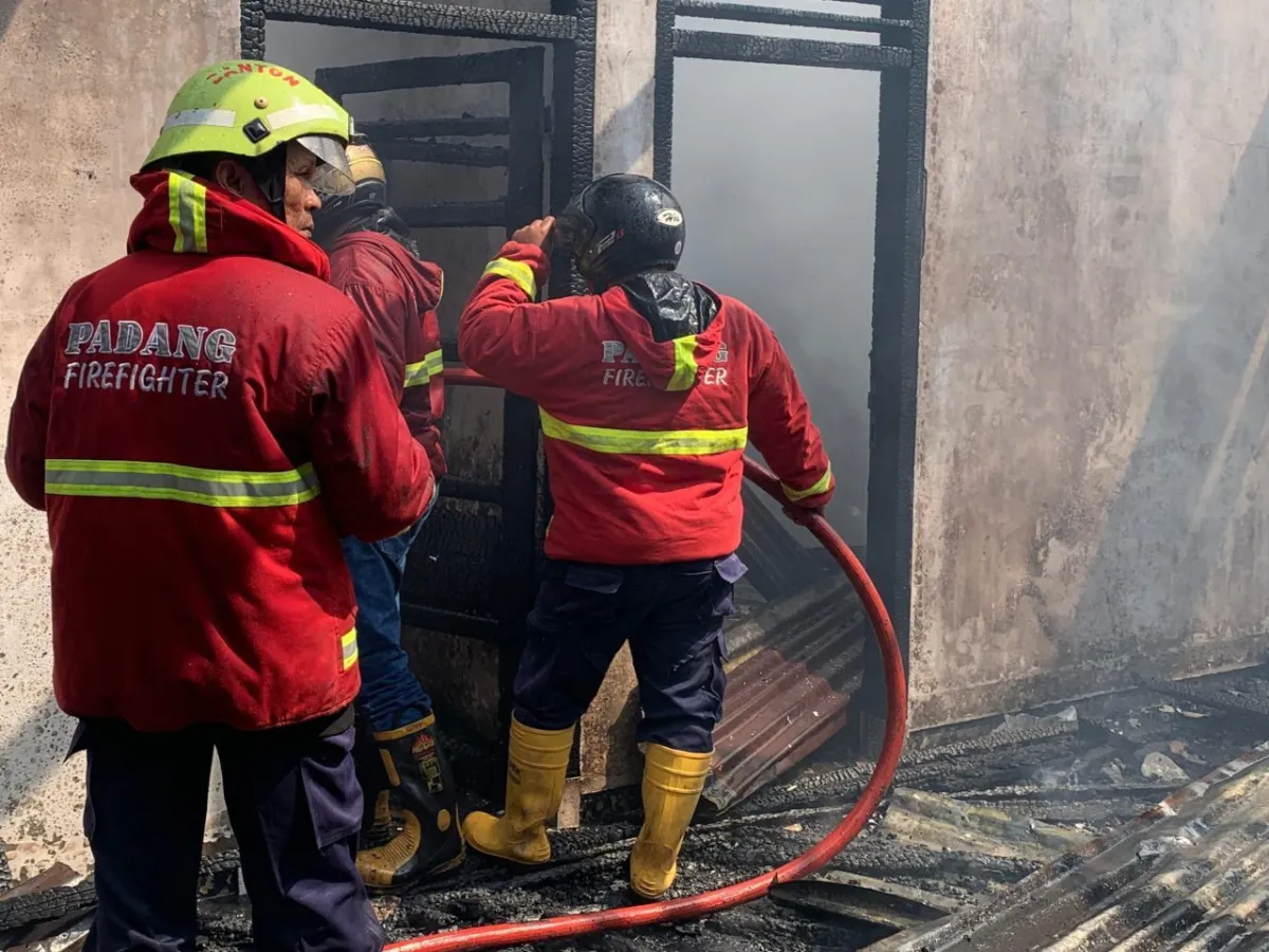 Kebakaran Hanguskan Rumah PNS di Kalumbuk, Kerugian Capai Rp500 Juta