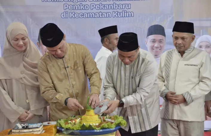 Wali Kota Pekanbaru Serahkan Bantuan Rp 100 Juta untuk Pembangunan Masjid di Kulim