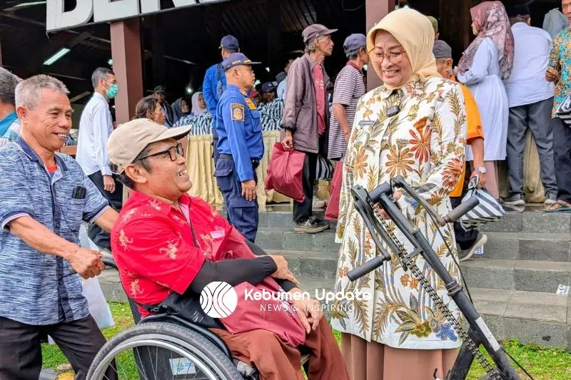 Bupati Kebumen Bagikan Kebahagiaan kepada 300 Pekerja Rentan di Pendopo
