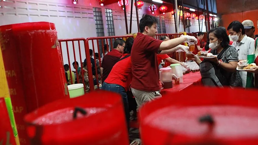 Vihara Dharma Bakti Bagikan 400 Porsi Makanan Berbuka Puasa untuk Warga