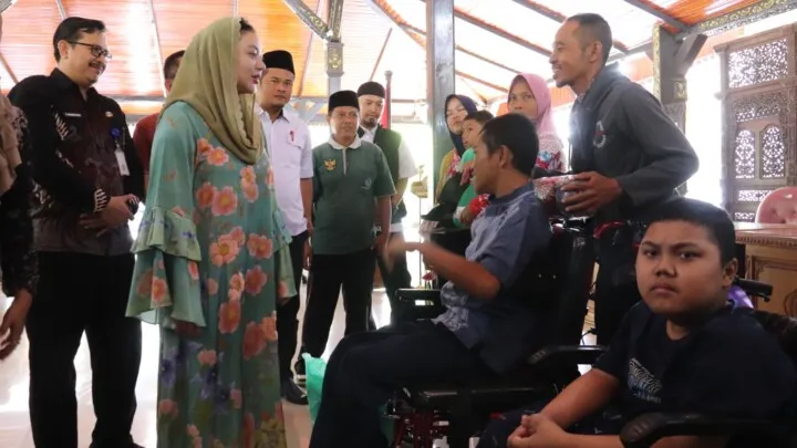 72 Penyandang Disabilitas di Brebes Terima Bantuan Alat Kesehatan dan Sembako