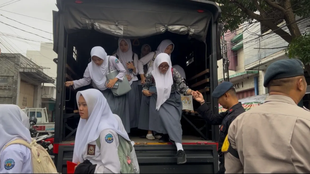 Brimob Garut Sediakan Transportasi Gratis untuk Siswa SMAN 6