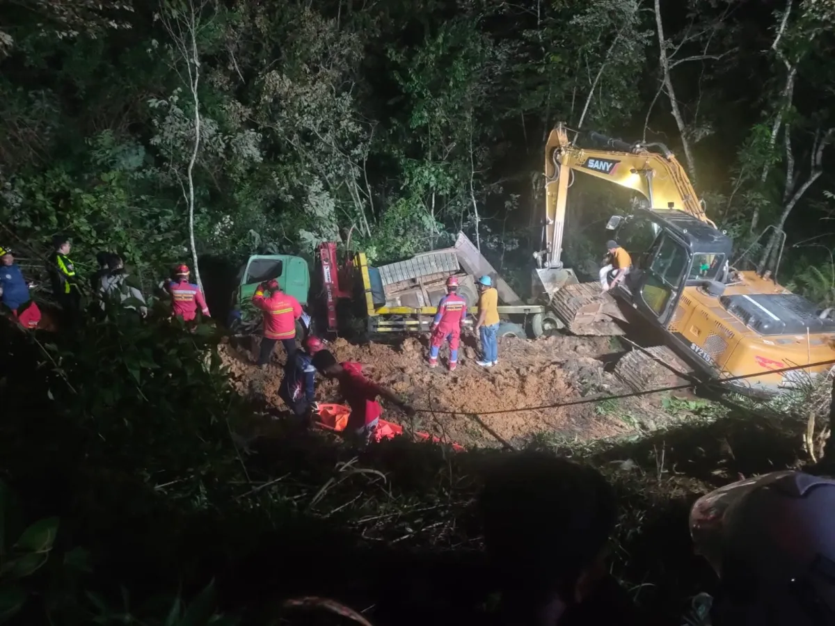 Truk Loboi Angkut Dozer Terguling di Jalan Poros Labanan, Dua Orang Tewas