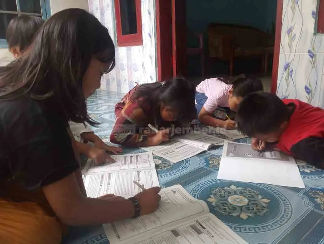 Guru Kunjungi Rumah Siswa Atasi Kendala Pembelajaran Daring