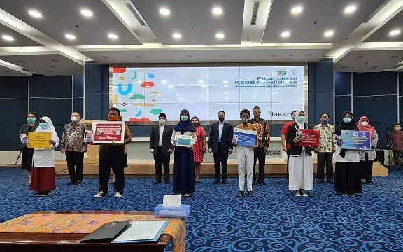 JIS Donasikan 45 Perangkat Elektronik untuk Dukungan Pembelajaran Daring di Jakarta
