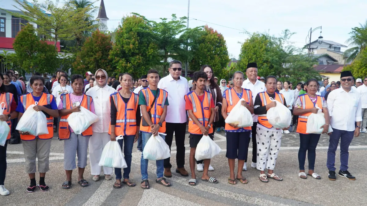 Wali Kota Ambon Luncurkan Booth UMKM dan Berikan Apresiasi kepada Petugas Kebersihan