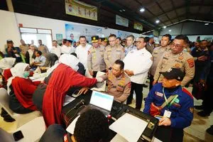 Kapolri Donor Darah di HUT ke-53 Buruh KSPSI