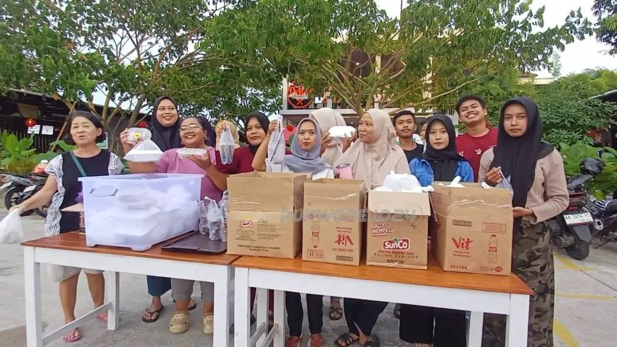 Deklaz Food Court Kutoarjo Bagikan 250 Paket Takjil, Tunjukkan Toleransi di Bulan Ramadan