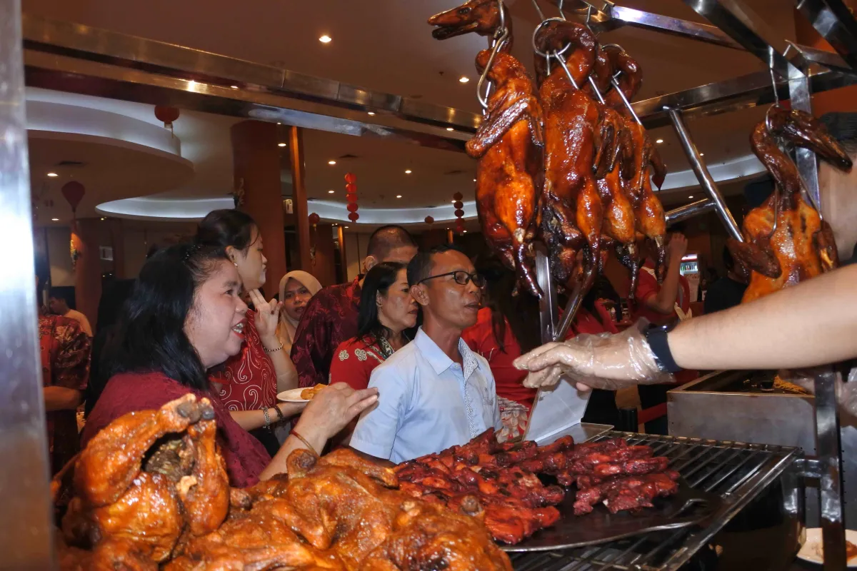 Buffet Dinner Imlek: Bebek Peking dan Siu Mie Jadi Primadona di ABHS