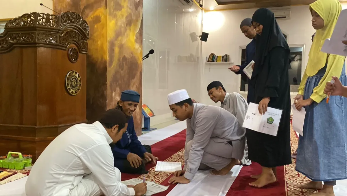 Anak-anak Semangat Isi Kehadiran Salat Tarawih di Ramadan