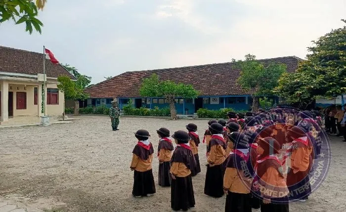 Babinsa Latih PBB Siswa SDN 01 Geger untuk Tanamkan Disiplin di Bulan Ramadhan