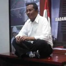 Dahlan Iskan Gelar Konferensi Pers dengan Gaya Unik di Atas Meja