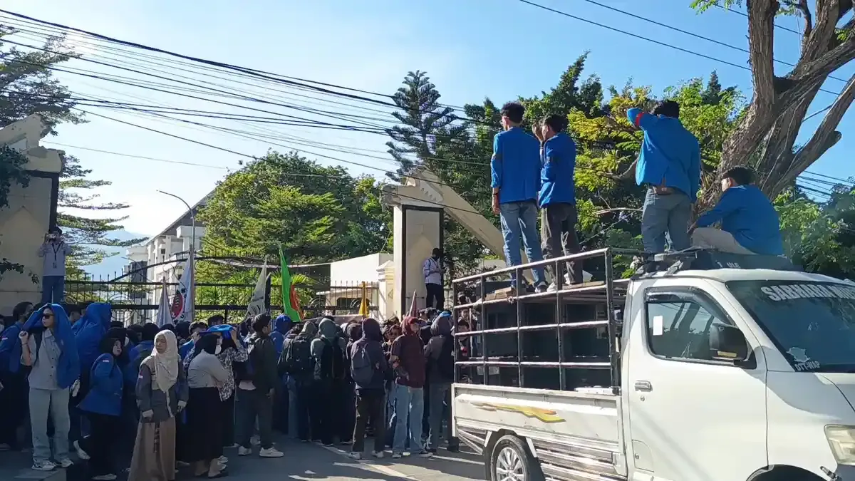 Mahasiswa Untad Aksi di DPRD Sulteng, Tuntut Revisi UU APBN dan Pendidikan Berkeadilan