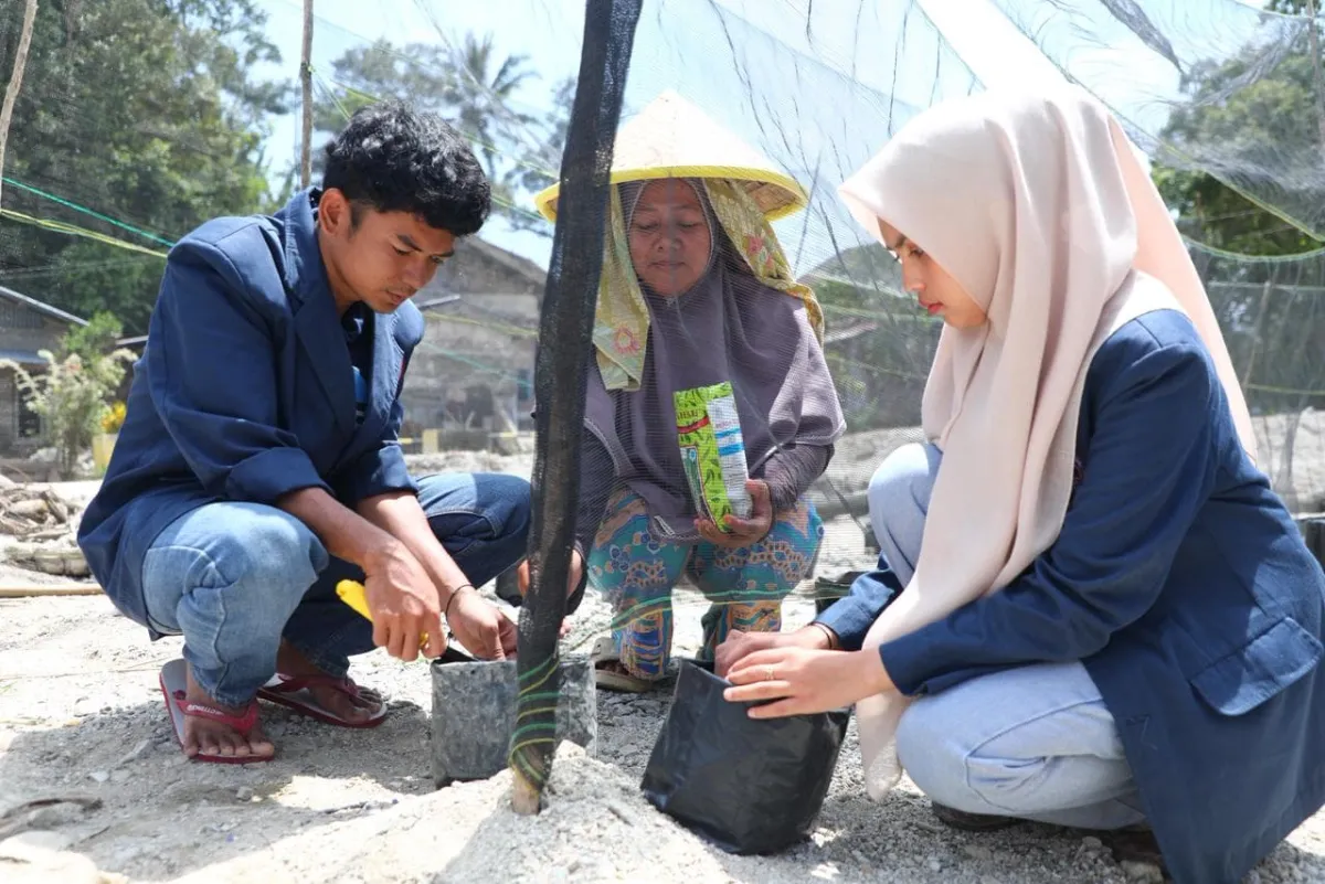 Mahasiswa PGRI Sumbar Berkontribusi pada Restorasi Lahan dan Ekonomi Desa Tambangan