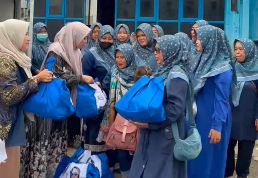 Dini Rahmania Bagikan 204 Paket Sembako untuk Warga Probolinggo di Ramadan