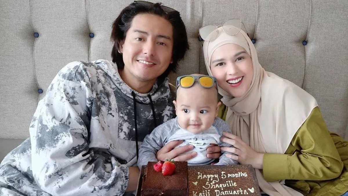 Roger Danuarta dan Cut Meyriska Panik Saat Anak Demam Usai Vaksin