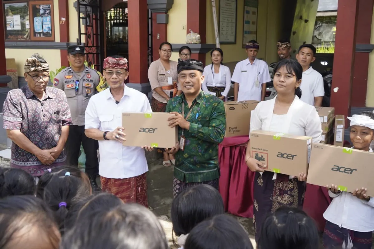 Bupati Satria Salurkan Perangkat Teknologi untuk Pendidikan di Banjarangkan