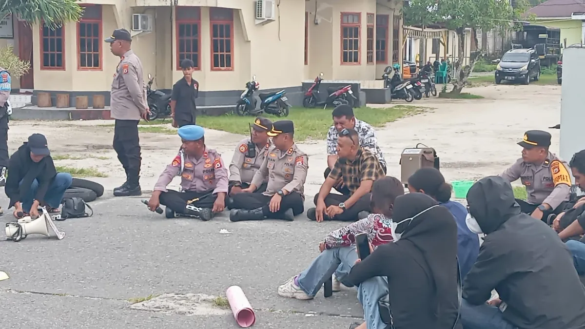 Massa Desak Polres Malra Transparansi Kasus Penganiayaan Veronika