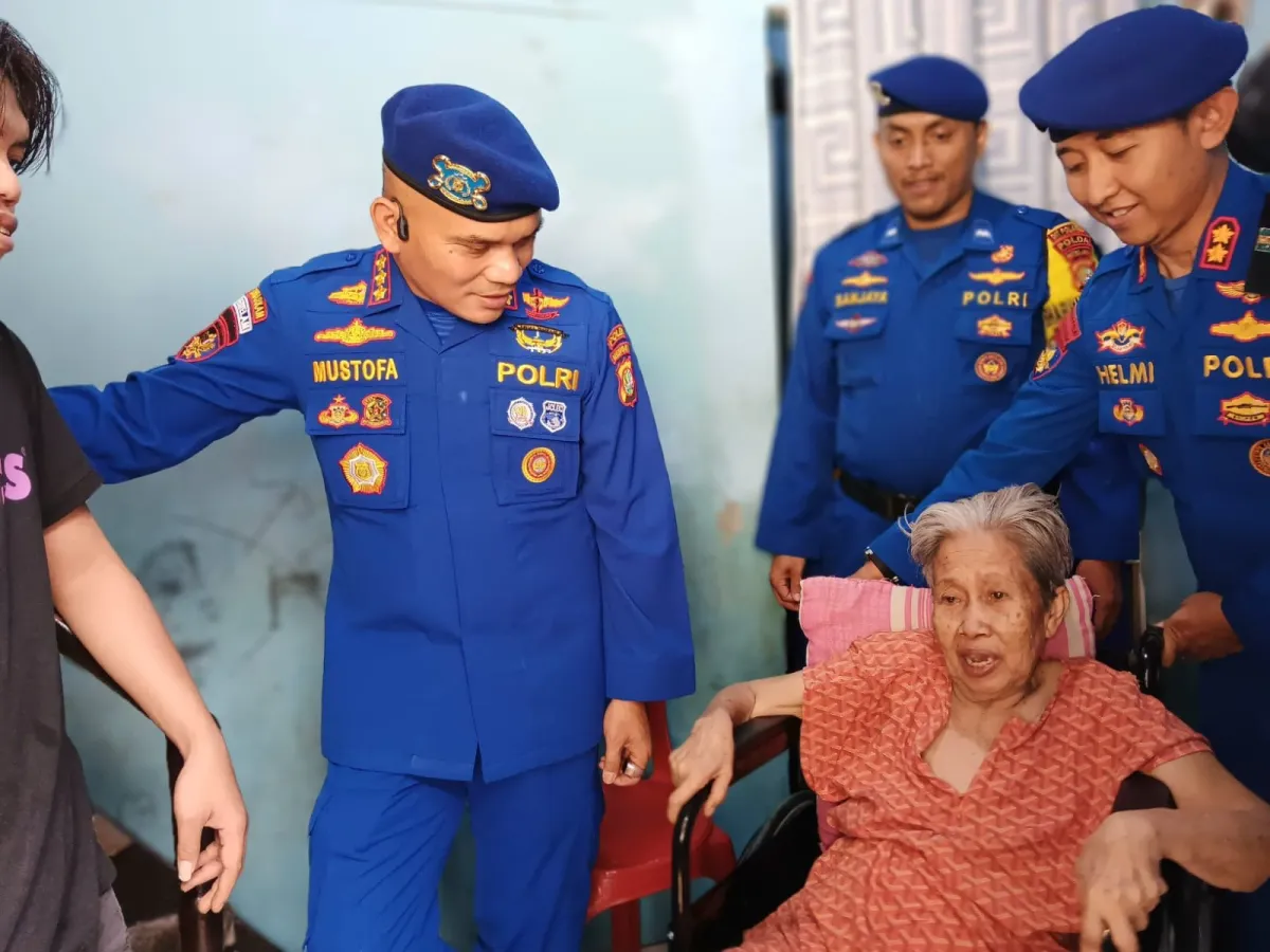 Polairud Polda Metro Jaya Salurkan Kursi Roda dan Sembako untuk Lansia di Jakarta Utara