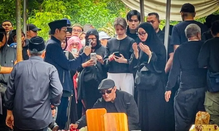 Artis dan Selebritas Hadiri Pemakaman Vidi Aldiano di Tanah Kusir