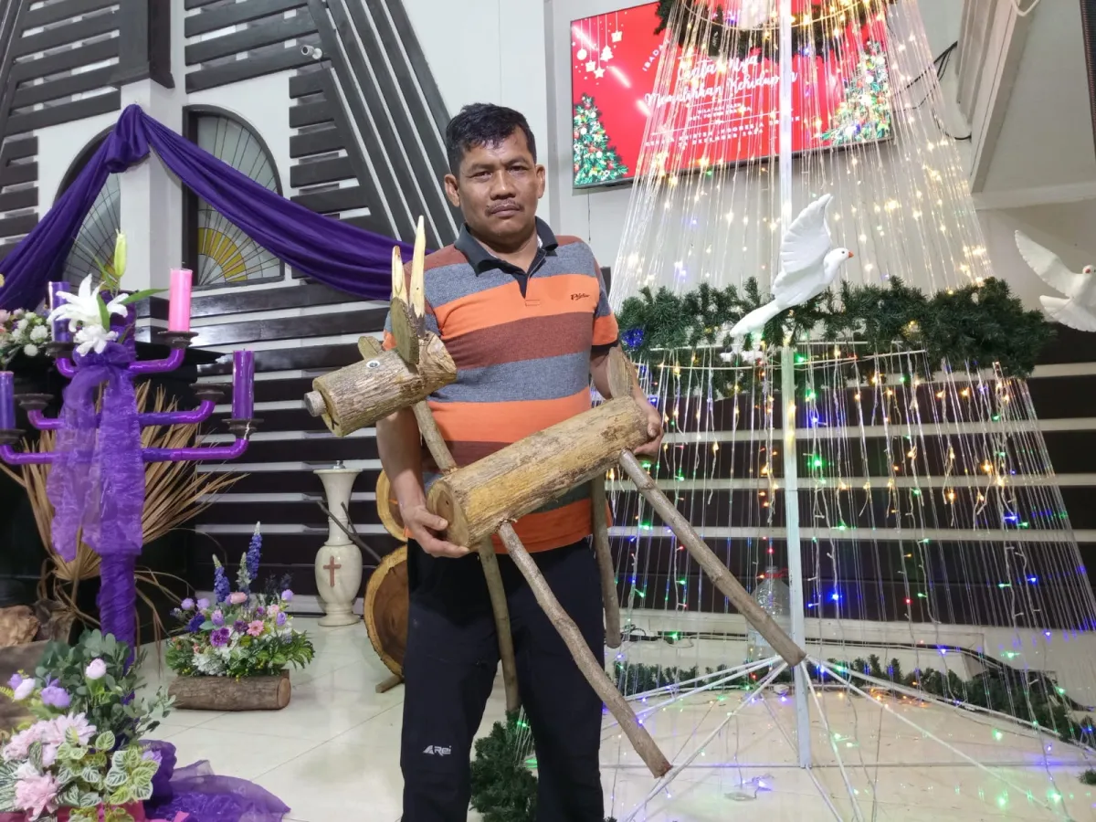 Dekorasi Natal Gereja Kristen Indonesia Gresik dari Limbah Kayu
