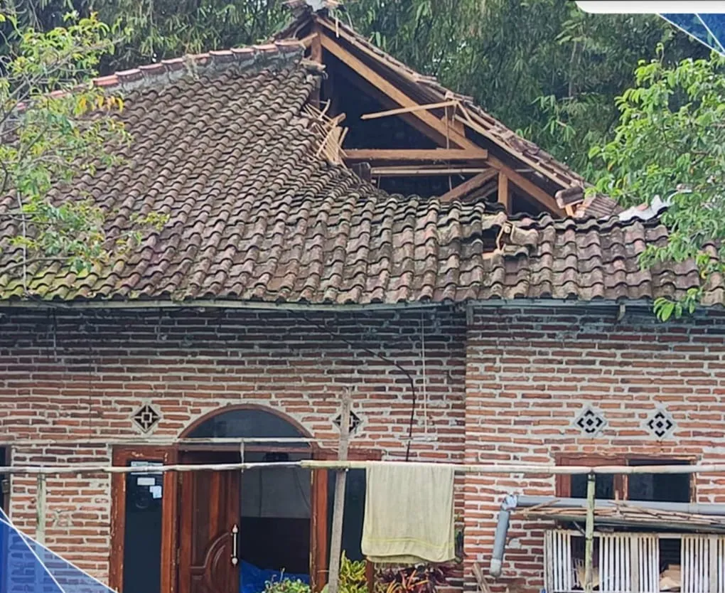 Atap Rumah di Junrejo Ambruk Akibat Hujan dan Angin Kencang