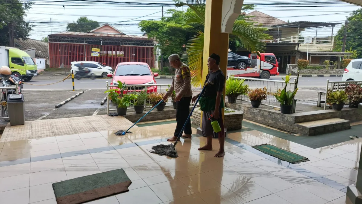 Bhabinkamtibmas dan Warga Bersihkan Masjid dalam Kegiatan Jumat Bersih