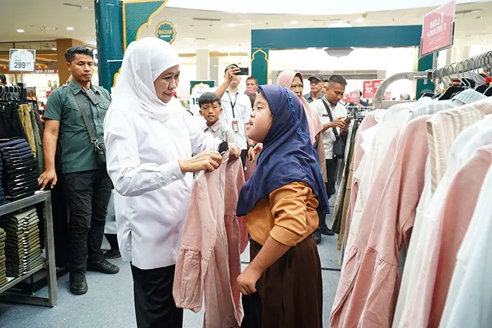 Gubernur Khofifah Dampingi Siswa Difabel Belanja Menyambut Lebaran