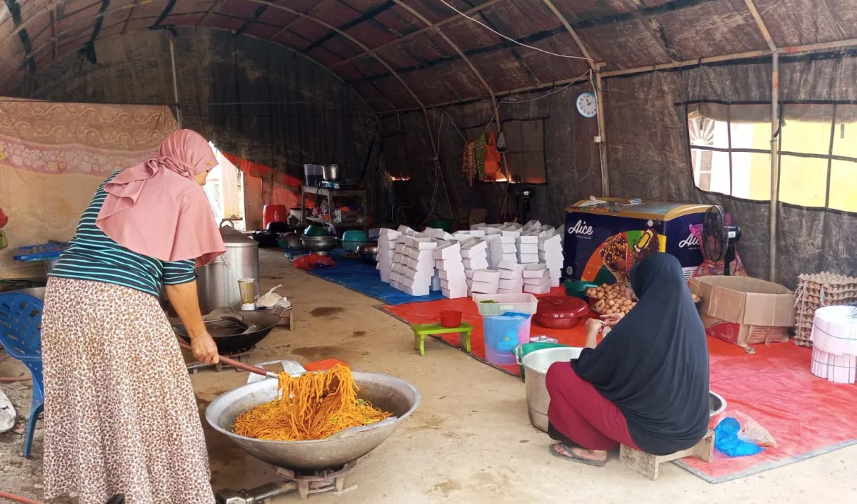 Relawan Al-Fatah Bagi Makanan Gratis untuk Warga Aceh Tamiang Terdampak Banjir