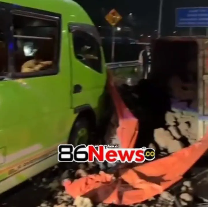 Kecelakaan Lalu Lintas Melibatkan Truk dan Elf di Jalur Menuju Gerbang Tol Sumedang