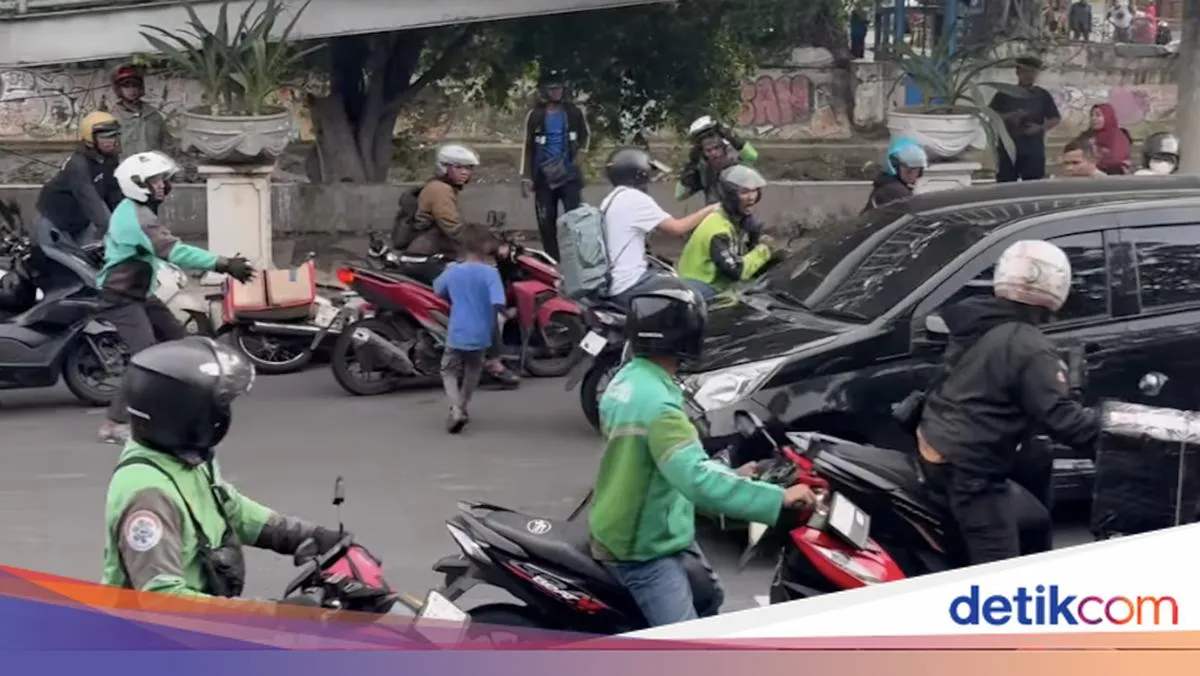Pengemudi Mobil Melawan Arah Diamuk Massa di Jakarta