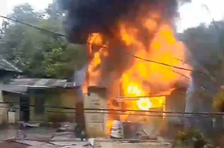 Kebakaran Gudang Minyak di Kampung Baruh, Satu Mobil Terbakar
