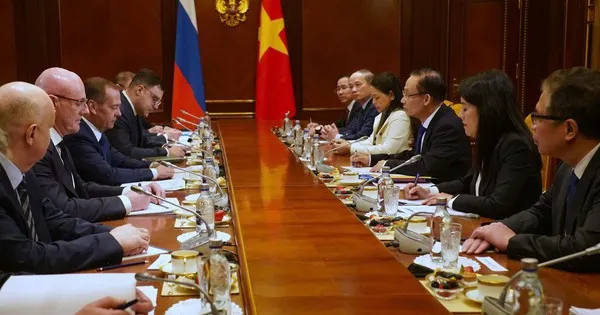 Pertemuan Utusan Khusus Vietnam dengan Pemimpin Partai Rusia
