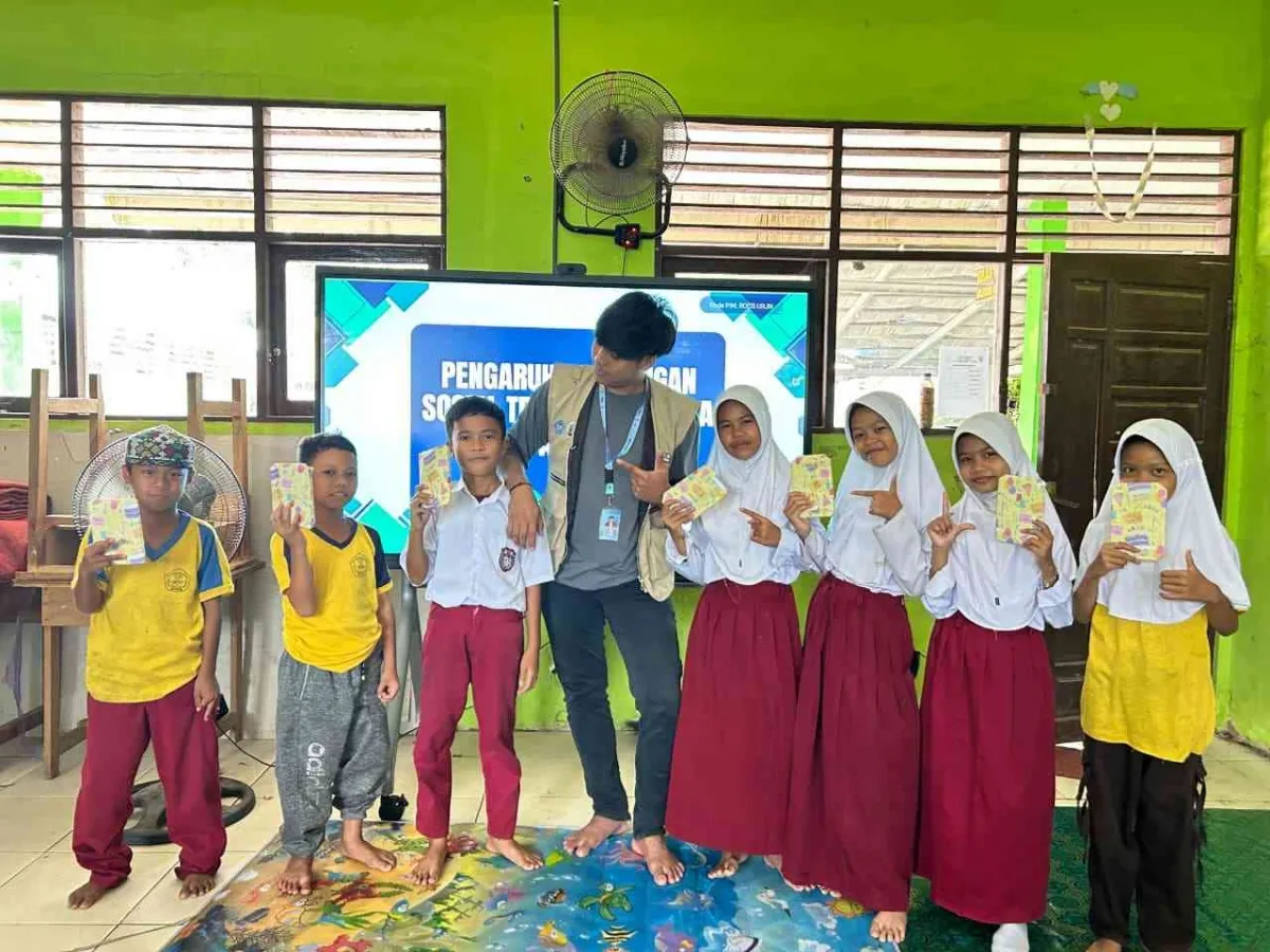 Edukasi Dampak Lingkungan Sosial pada Remaja di Desa Lajar