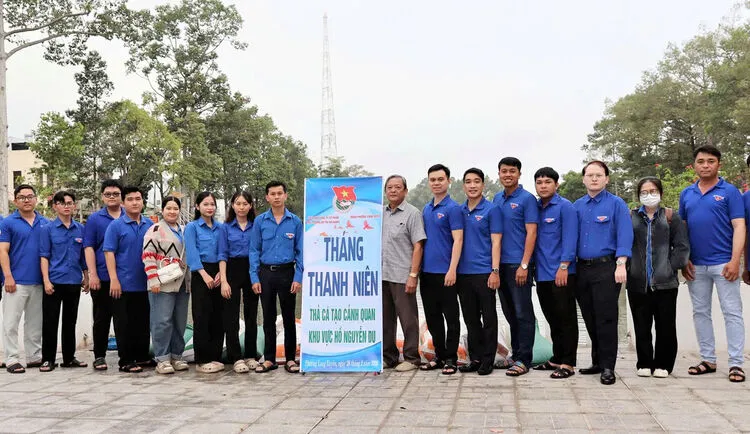 Pemuda An Giang Bersihkan Danau Nguyen Du dan Lepaskan Ikan