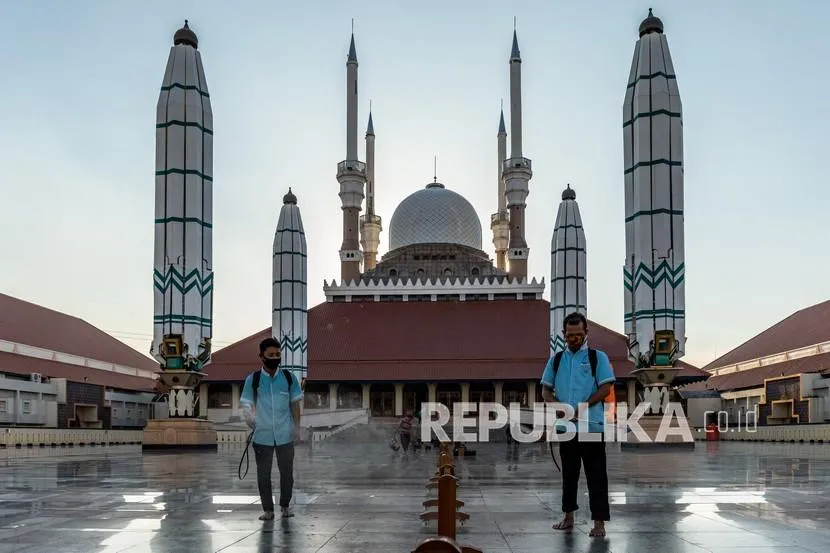 Gubernur Ganjar Edukasi Pemilik Warung di Masjid Agung Jawa Tengah