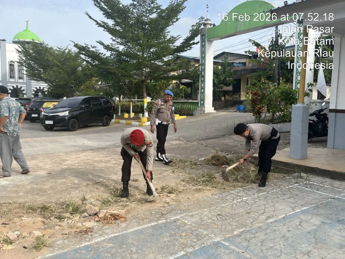 Polsek Lubuk Baja Adakan Gotong Royong untuk Lingkungan Masjid yang Asri