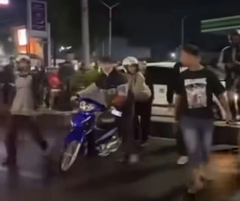 Warga dan Polisi Bubarkan Aksi Balap Liar di Patung Pesawat Malang