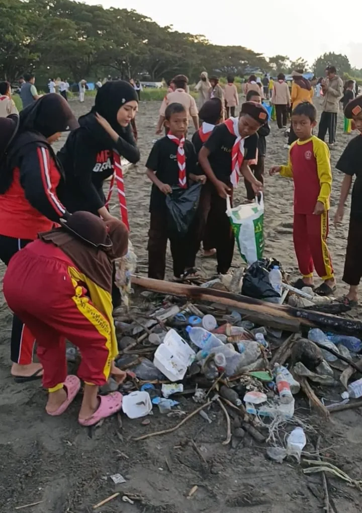 Peserta Perkemahan Pramuka Ujung Bulu Laksanakan Aksi Bersih-Bersih Pantai